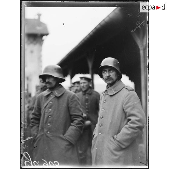 Dombasle, prisonniers allemands attendant leur départ pour le camp. [légende d'origine]