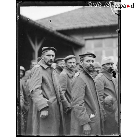 Dombasle, prisonniers allemands attendant leur départ pour le camp. [légende d'origine]