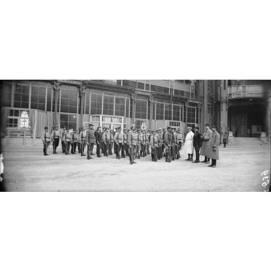 Paris. Grand Palais. Une prise d'armes. [légende d'origine]