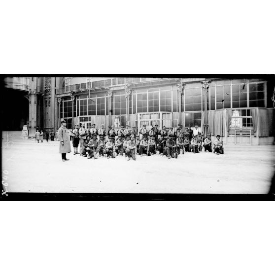 Paris. Grand Palais. Une prise d'armes. [légende d'origine]