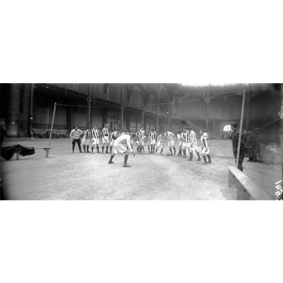 Paris. Grand Palais. Partie de football. [légende d'origine]