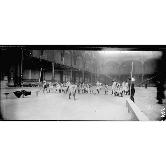 Paris. Grand Palais. Partie de football. [légende d'origine]