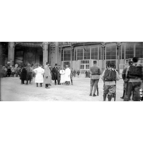 Paris. Grand Palais. Visite de monsieur Dalimier. [légende d'origine]