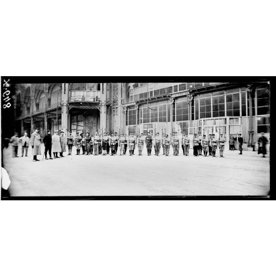 Paris. Grand Palais. Prise d'armes. [légende d'origine]