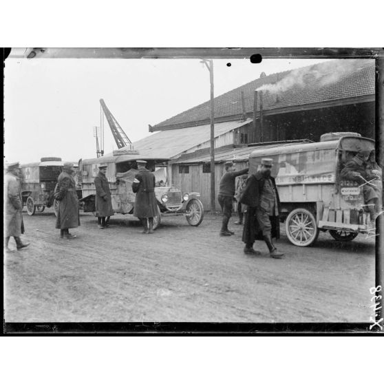 Toul. Groupe d'ambulances américaines à la gare. [légende d'origine]