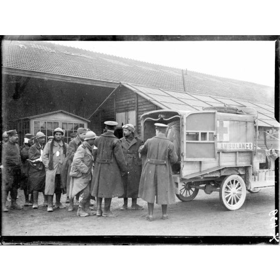 Toul. La gare. Ambulances américaines. [légende d'origine]