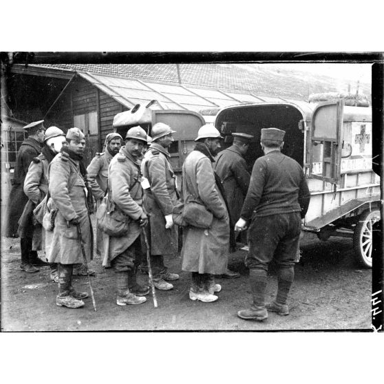 Toul. La gare. Blessés montant dans une ambulance. [légende d'origine]