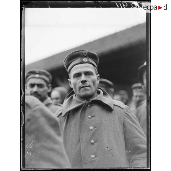 Dombasle, prisonniers allemands attendant leur départ pour le camp. [légende d'origine]