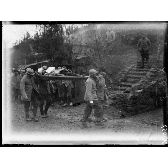 Carrières de Flirey (Meurthe-et-Moselle). Transport d'un blessé. [légende d'origine]