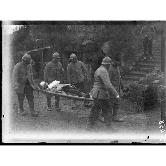 Carrières de Flirey (Meurthe-et-Moselle). Transport d'un blessé au poste de secours. [légende d'origine]