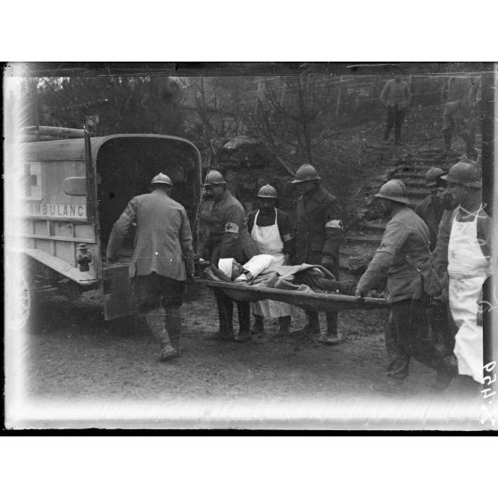 Carrières de Flirey (Meurthe-et-Moselle). Mise en voiture d'un blessé. [légende d'origine]