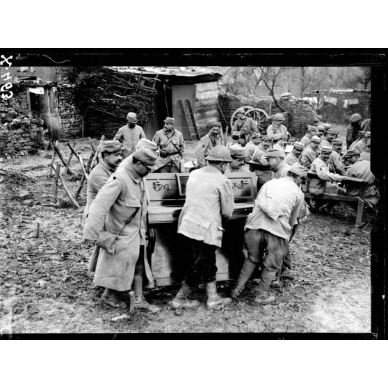 Limey (Meurthe-et-Moselle). Transport du piano pour la représentation. [légende d'origine]