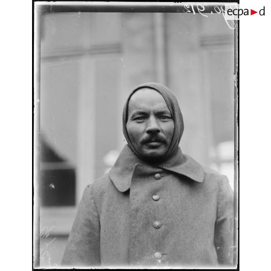 Dombasle, prisonniers allemands attendant leur départ pour le camp. [légende d'origine]