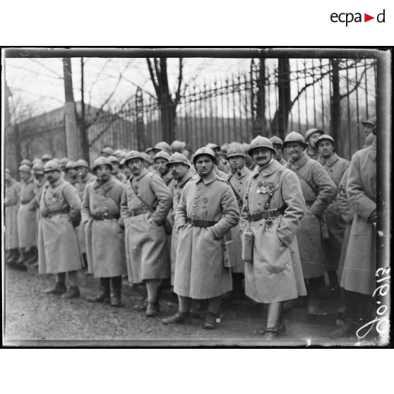 Dombasle, groupe de soldats du 128e R.I attendent le défilé des prisonniers. [légende d'origine]