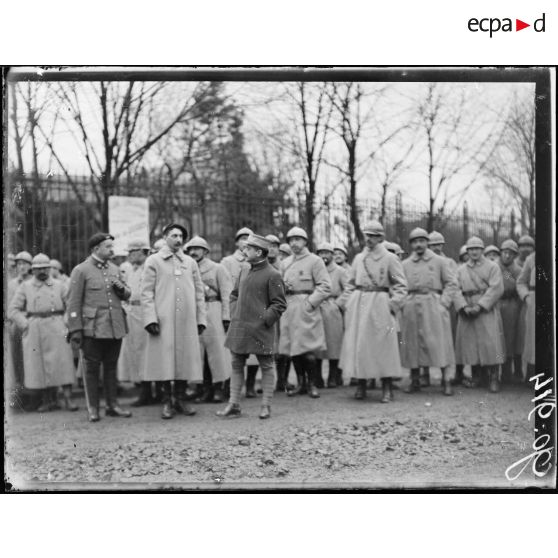 Dombasle, groupe de soldats du 128e R.I avec les officiers. [légende d'origine]