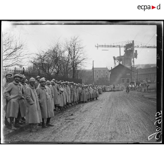 Dombasle, groupe de soldats du 128e R.I avant le défilé des prisonniers. [légende d'origine]