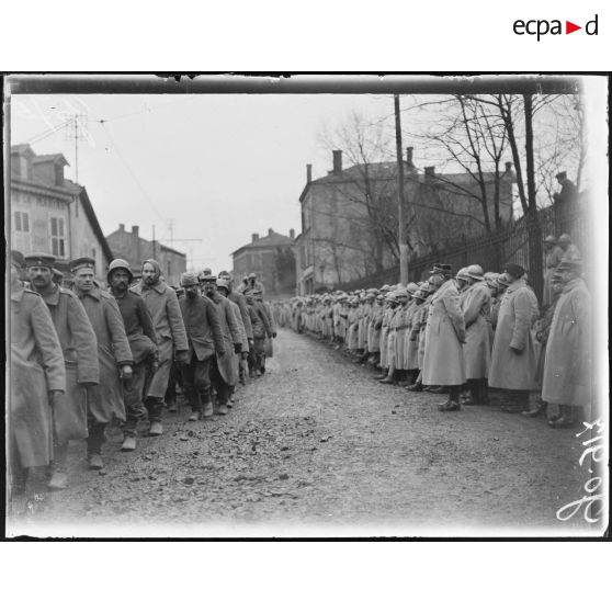 Dombasle, les prisonniers allemands défilent devant le général Guignadaubet. [légende d'origine]