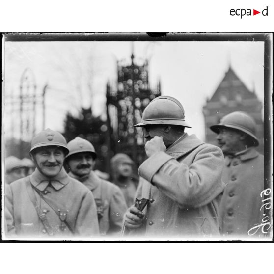 Dombasle, le lieutenant-colonel Berthoui et ses officiers. [légende d'origine]