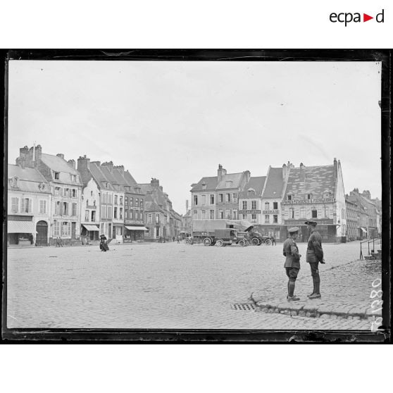 Hesdin, la Grand-place. [légende d'origine]