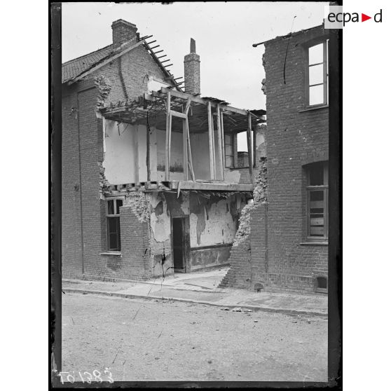 Bruay, cité, 5 rue de l'esplanade, maison bombardée. [légende d'origine]