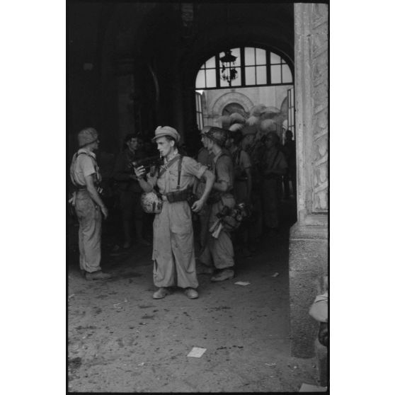 En Sicile, devant la cathédrale Sant'Agata de Catane, les fantassins de la division Hermann Goering se rassemblent pour se redéployer face aux troupes britanniques.