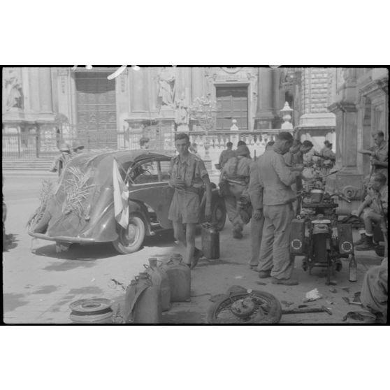 En Sicile, devant la cathédrale Sant'Agata de Catane, les fantassins de la division Hermann Goering se rassemblent pour se redéployer face aux troupes britanniques.