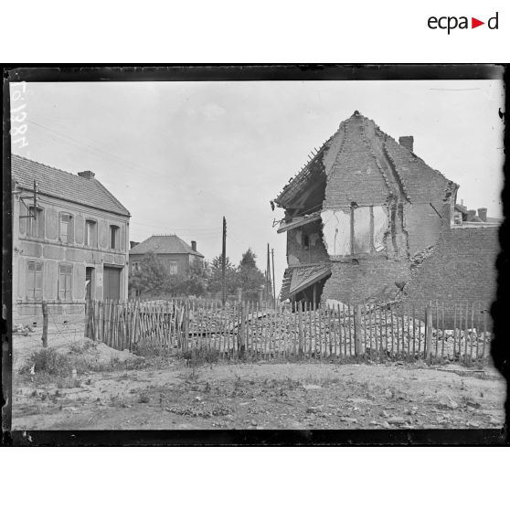 Bruay, rue de la Gare, maison bombardée [légende d'origine]