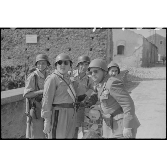 Dans le secteur de Catane en Sicile, la rencontre entre des fantassins du Panzer-Grenadier-Regiment Hermann Goering et des Italiens d'une unité d'infanterie.