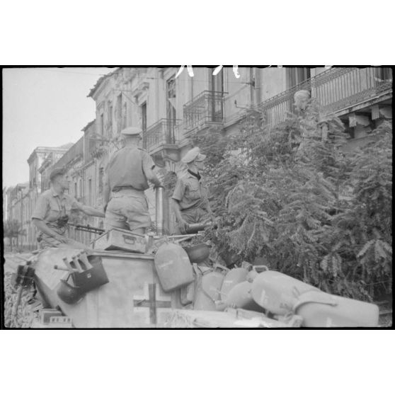 Un semi-chenillé (leichter Munition-Panzerwagen, Sd.kfz.250/6) et sa remorque approvisionnent en obus un canon d'assaut Sturmgeschütz III de la III./Panzer-Regiment  Hermann Goering.