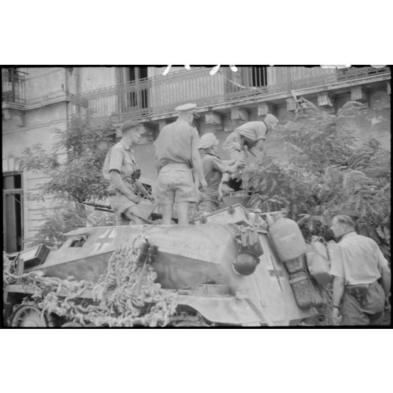 Un semi-chenillé (leichter Munition-Panzerwagen, Sd.kfz.250/6) et sa remorque approvisionnent en obus un canon d'assaut Sturmgeschütz III de la III./Panzer-Regiment  Hermann Goering.