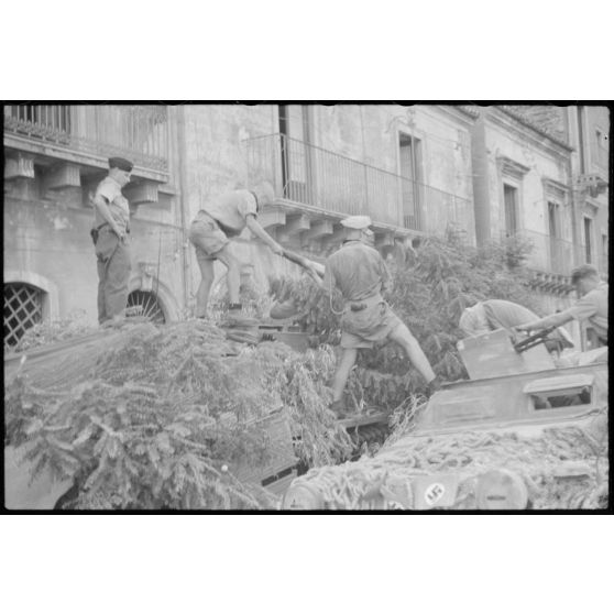 Un semi-chenillé (leichter Munition-Panzerwagen, Sd.kfz.250/6) et sa remorque approvisionnent en obus un canon d'assaut Sturmgeschütz III de la III./Panzer-Regiment  Hermann Goering.