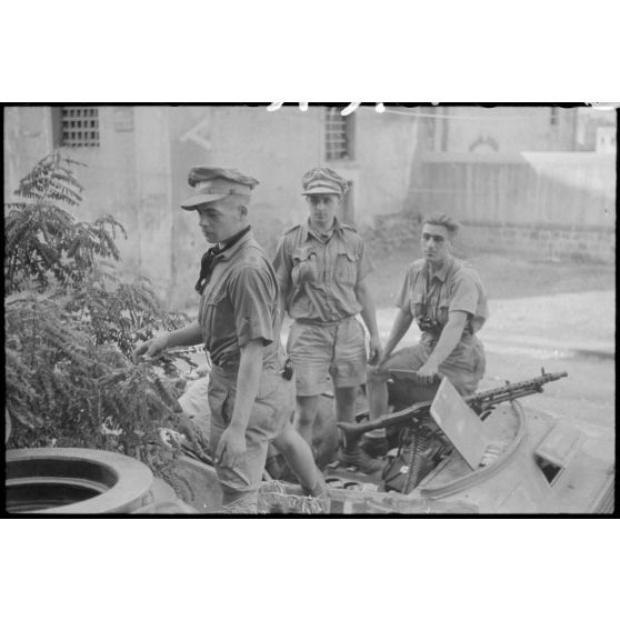 Un semi-chenillé (leichter Munition-Panzerwagen, Sd.kfz.250/6) et sa remorque approvisionnent en obus un canon d'assaut Sturmgeschütz III de la III./Panzer-Regiment  Hermann Goering.