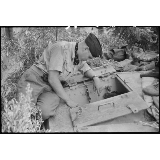 Un semi-chenillé (leichter Munition-Panzerwagen, Sd.kfz.250/6) et sa remorque approvisionnent en obus un canon d'assaut Sturmgeschütz III de la III./Panzer-Regiment  Hermann Goering.