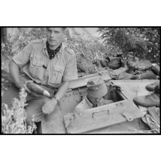 Un semi-chenillé (leichter Munition-Panzerwagen, Sd.kfz.250/6) et sa remorque approvisionnent en obus un canon d'assaut Sturmgeschütz III de la III./Panzer-Regiment  Hermann Goering.