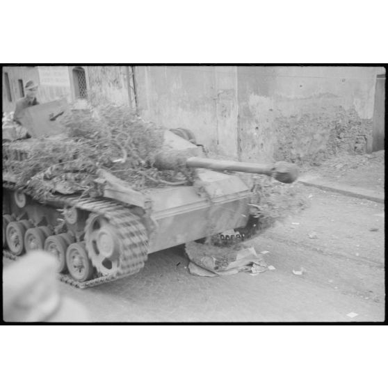 En Sicile, dans la ville de Catane ou à proximité, un canon d'assaut Sturmgeschütz III de la III./Panzer-Regiment  Hermann Goering rejoint le front après avoir été approvisionné en obus.