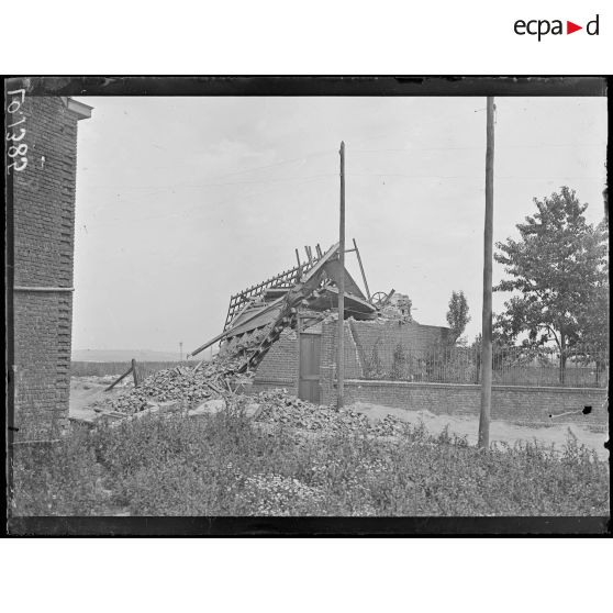 Bruay, rue Verte, maison bombardée. [légende d'origine]