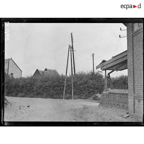 Bruay, place de la Gare. A droite, maison bombardée. [légende d'origine]