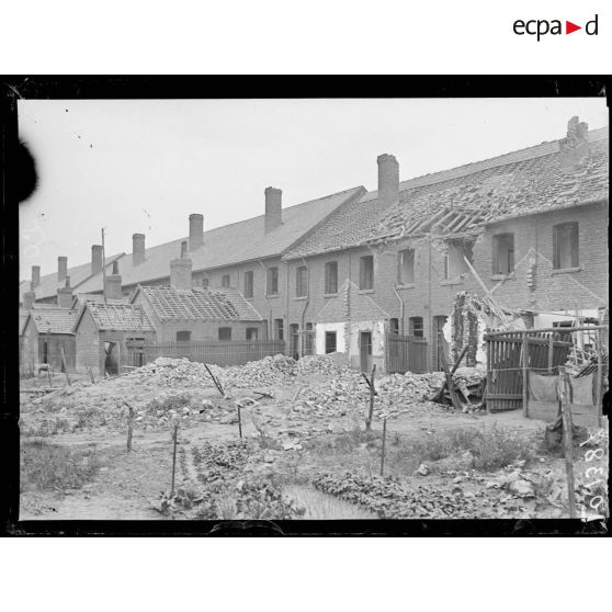 Bruay, cité 16, maison bombardée. [légende d'origine]