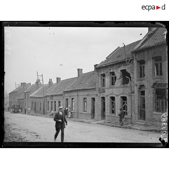 Bruay, rue de la République, maisons bombardées. [légende d'origine]