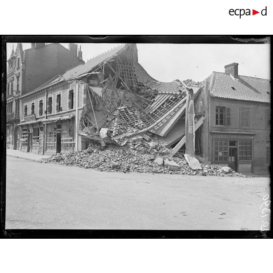 Bruay, rue nationale, maison bombardée. [légende d'origine]