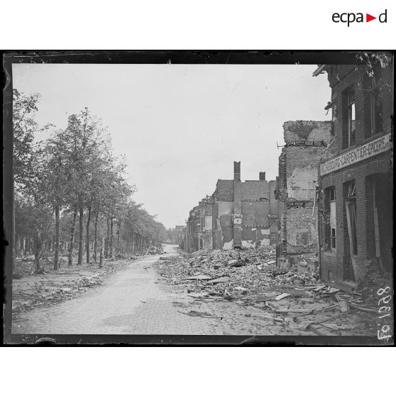 Béthune, le marché aux chevaux. Maisons bombardées. [légende d'origine]