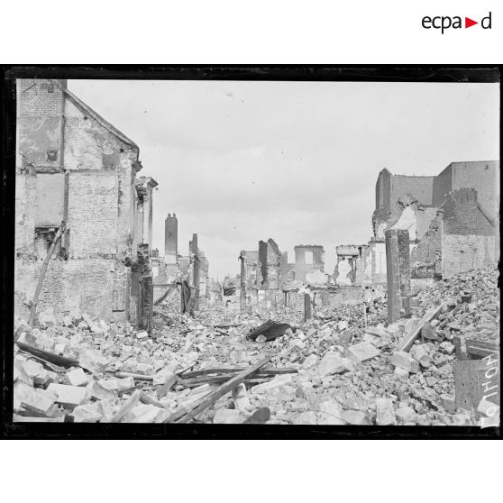 Béthune, rue des Treilles. Maisons bombardées. [légende d'origine]