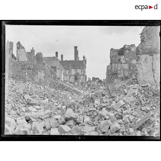 Béthune, rue du Pot d'Etain. Maisons bombardées. [légende d'origine]