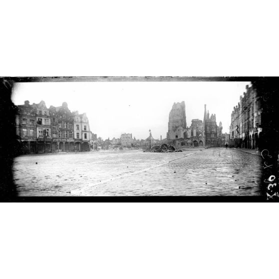 Arras (Pas-de-Calais). La petite place et le beffroi. [légende d'origine]