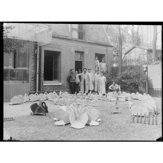 Paris, rééducation des mutilés. Un groupe dans le jardin. Cygnes, oies, canards, jouets à passer à l'atelier de peinture. [légende d'origine]