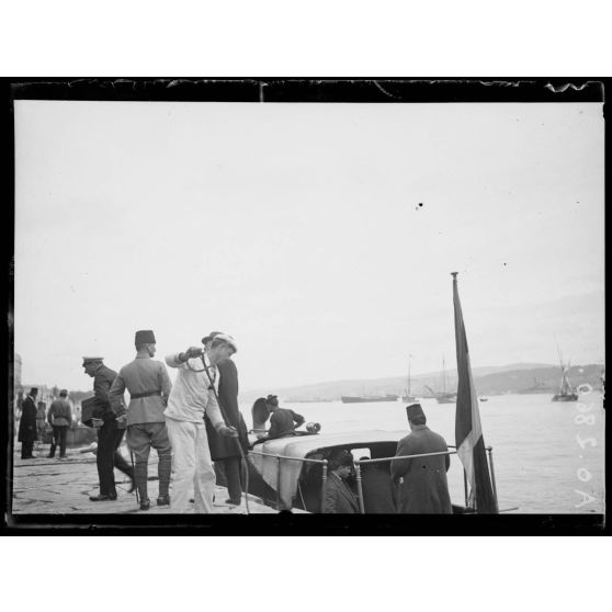 [Un marin amarre le bateau d'une autorité civile au port de Constantinople.]