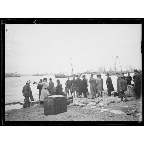 [Des autorités civiles et militaires sont réunies sur le port de Constantinople.]