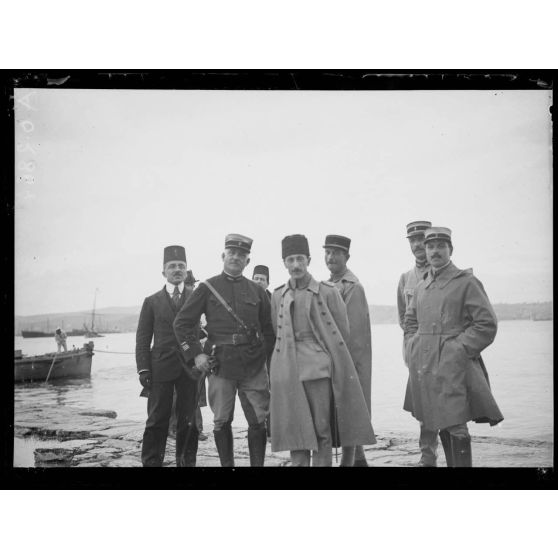 [Photographie de groupe rassemblant des autorités civiles et militaires, sur le port de Constantinople.]