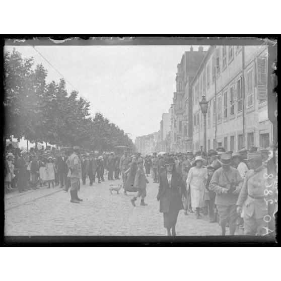 [Scène de foule en centre ville.]