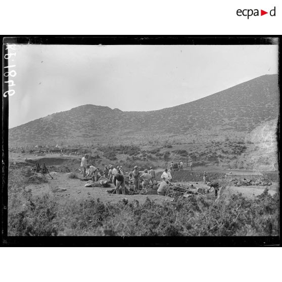 Sur la route de Vasilika à Galatista. Chantier du 1er régiment colonial à la cote 156. [légende d'origine]